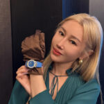 轻盈舒适 32mm表径完美适配女性手腕，超薄高贵不显厚重。表盘波浪纹在不同角度下如粼粼波光，钻石表圈闪耀夺目。百搭风格 职场通勤、晚宴社交皆宜，既显干练又不失柔美