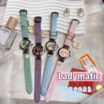 ✨🎉欧米茄Ladymatic｜全新马卡龙色系✨🎉n🔮2025首发新款——Ladymatic这款马卡龙色系简直太好看了，太顶了！今年果然大表盘最火🔥，表壳直径34mm，表盘汲取自然深处的松绿色，冰川蓝，马卡龙粉，葡萄紫，结合精细的拉砂工艺和钻石刻度，在柔和细腻的线条中呈现奢华的优美气质！精钢折叠扣设计，不仅佩戴方便，更确保了手表的安全性。这款全新马卡龙色系Ladymatic，不仅是时间的记录者，更是您品味与气质的展现，不容错过哦！🛒🛒🛍🛍🔮