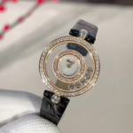 💕💕萧邦-Chopard✨ 快乐钻，有金有钻寓意有进有赚，圆形新配色n❥ HAPPY DIAMONDS系列，快乐钻圆形腕表n❥ 蓝宝石玻璃镜面 n❥原厂瑞士石英机芯 n❥镜面内7颗快乐钻自由转动 活动钻石围绕表盘回旋起舞 制作精巧的表壳玩味透明概念 肖邦chopard家标志性的Happy钻石在两片蓝宝石水晶玻璃 形成的空间内自由滑动 充分展现自由和欢快的感觉 表壳顶端与底端各缀有一圈钻石 树叶形指针 较小的同心圆为珍珠母贝质地 呈圆满的球型 两个同心圆环上皆全手工镶有钻石 七颗灵动钻石如悬空漂浮一般 细节见真知