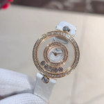 💕💕萧邦-Chopard✨ 快乐钻，有金有钻寓意有进有赚，圆形新配色n❥ HAPPY DIAMONDS系列，快乐钻圆形腕表n❥ 蓝宝石玻璃镜面 n❥原厂瑞士石英机芯 n❥镜面内7颗快乐钻自由转动 活动钻石围绕表盘回旋起舞 制作精巧的表壳玩味透明概念 肖邦chopard家标志性的Happy钻石在两片蓝宝石水晶玻璃 形成的空间内自由滑动 充分展现自由和欢快的感觉 表壳顶端与底端各缀有一圈钻石 树叶形指针 较小的同心圆为珍珠母贝质地 呈圆满的球型 两个同心圆环上皆全手工镶有钻石 七颗灵动钻石如悬空漂浮一般 细节见真知