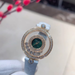 💕💕萧邦-Chopard✨ 快乐钻，有金有钻寓意有进有赚，圆形新配色n❥ HAPPY DIAMONDS系列，快乐钻圆形腕表n❥ 蓝宝石玻璃镜面 n❥原厂瑞士石英机芯 n❥镜面内7颗快乐钻自由转动 活动钻石围绕表盘回旋起舞 制作精巧的表壳玩味透明概念 肖邦chopard家标志性的Happy钻石在两片蓝宝石水晶玻璃 形成的空间内自由滑动 充分展现自由和欢快的感觉 表壳顶端与底端各缀有一圈钻石 树叶形指针 较小的同心圆为珍珠母贝质地 呈圆满的球型 两个同心圆环上皆全手工镶有钻石 七颗灵动钻石如悬空漂浮一般 细节见真知