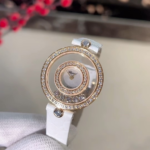 💕💕萧邦-Chopard✨ 快乐钻，有金有钻寓意有进有赚，圆形新配色n❥ HAPPY DIAMONDS系列，快乐钻圆形腕表n❥ 蓝宝石玻璃镜面 n❥原厂瑞士石英机芯 n❥镜面内7颗快乐钻自由转动 活动钻石围绕表盘回旋起舞 制作精巧的表壳玩味透明概念 肖邦chopard家标志性的Happy钻石在两片蓝宝石水晶玻璃 形成的空间内自由滑动 充分展现自由和欢快的感觉 表壳顶端与底端各缀有一圈钻石 树叶形指针 较小的同心圆为珍珠母贝质地 呈圆满的球型 两个同心圆环上皆全手工镶有钻石 七颗灵动钻石如悬空漂浮一般 细节见真知