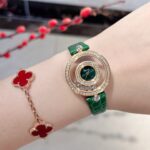 💕💕萧邦-Chopard✨ 快乐钻，有金有钻寓意有进有赚，圆形新配色n❥ HAPPY DIAMONDS系列，快乐钻圆形腕表n❥ 蓝宝石玻璃镜面 n❥原厂瑞士石英机芯 n❥镜面内7颗快乐钻自由转动 活动钻石围绕表盘回旋起舞 制作精巧的表壳玩味透明概念 肖邦chopard家标志性的Happy钻石在两片蓝宝石水晶玻璃 形成的空间内自由滑动 充分展现自由和欢快的感觉 表壳顶端与底端各缀有一圈钻石 树叶形指针 较小的同心圆为珍珠母贝质地 呈圆满的球型 两个同心圆环上皆全手工镶有钻石 七颗灵动钻石如悬空漂浮一般 细节见真知