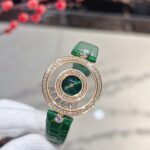 💕💕萧邦-Chopard✨ 快乐钻，有金有钻寓意有进有赚，圆形新配色n❥ HAPPY DIAMONDS系列，快乐钻圆形腕表n❥ 蓝宝石玻璃镜面 n❥原厂瑞士石英机芯 n❥镜面内7颗快乐钻自由转动 活动钻石围绕表盘回旋起舞 制作精巧的表壳玩味透明概念 肖邦chopard家标志性的Happy钻石在两片蓝宝石水晶玻璃 形成的空间内自由滑动 充分展现自由和欢快的感觉 表壳顶端与底端各缀有一圈钻石 树叶形指针 较小的同心圆为珍珠母贝质地 呈圆满的球型 两个同心圆环上皆全手工镶有钻石 七颗灵动钻石如悬空漂浮一般 细节见真知