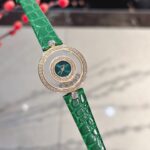 💕💕萧邦-Chopard✨ 快乐钻，有金有钻寓意有进有赚，圆形新配色n❥ HAPPY DIAMONDS系列，快乐钻圆形腕表n❥ 蓝宝石玻璃镜面 n❥原厂瑞士石英机芯 n❥镜面内7颗快乐钻自由转动 活动钻石围绕表盘回旋起舞 制作精巧的表壳玩味透明概念 肖邦chopard家标志性的Happy钻石在两片蓝宝石水晶玻璃 形成的空间内自由滑动 充分展现自由和欢快的感觉 表壳顶端与底端各缀有一圈钻石 树叶形指针 较小的同心圆为珍珠母贝质地 呈圆满的球型 两个同心圆环上皆全手工镶有钻石 七颗灵动钻石如悬空漂浮一般 细节见真知