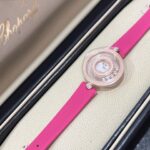 💕💕萧邦-Chopard✨ 快乐钻，有金有钻寓意有进有赚，圆形新配色n❥ HAPPY DIAMONDS系列，快乐钻圆形腕表n❥ 蓝宝石玻璃镜面 n❥原厂瑞士石英机芯 n❥镜面内7颗快乐钻自由转动 活动钻石围绕表盘回旋起舞 制作精巧的表壳玩味透明概念 肖邦chopard家标志性的Happy钻石在两片蓝宝石水晶玻璃 形成的空间内自由滑动 充分展现自由和欢快的感觉 表壳顶端与底端各缀有一圈钻石 树叶形指针 较小的同心圆为珍珠母贝质地 呈圆满的球型 两个同心圆环上皆全手工镶有钻石 七颗灵动钻石如悬空漂浮一般 细节见真知