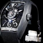 『新表』Franck Muller 法穆兰  推出 Grand Central Tourbillon 中置陀飞轮腕表nnFranck Muller 推出一枚陀飞轮腕表新作——「Grand Central Tourbillon」，特别之处在于采用独特的「中置陀飞轮」结构，让缓慢旋转的陀飞轮成为表盘上的视觉焦点。nnCintrée Curvex 桶形表壳经过重新设计，线条纤细而流畅，表镜上下两端延伸至表耳，让表盘更加宽敞开阔。表壳以碳纤维打造，纹理细腻，碳纤维的黑色和灰色条纹营造出微妙的质感，既迷人优雅，又抽象随意。nn漆面表盘，搭配醒目的超大尺寸阿拉伯数字时标，压印玑镂纹理由内而外发散形成螺旋图案，呼应着陀飞轮的旋转。由于陀飞轮占据了表盘的中央位置，指针齿轮系也相应改造，指针被安装在陀飞轮边缘，如同悬浮于表盘之上。nn搭载自制 FM CX 40T-CTR 自动上链机芯，摆频28800vph，提供长达4天的动力储备。nn搭配氟橡胶裁缝尼龙表带，新版专用款拉丝工艺折叠表扣。