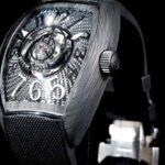 『新表』Franck Muller 法穆兰  推出 Grand Central Tourbillon 中置陀飞轮腕表nnFranck Muller 推出一枚陀飞轮腕表新作——「Grand Central Tourbillon」，特别之处在于采用独特的「中置陀飞轮」结构，让缓慢旋转的陀飞轮成为表盘上的视觉焦点。nnCintrée Curvex 桶形表壳经过重新设计，线条纤细而流畅，表镜上下两端延伸至表耳，让表盘更加宽敞开阔。表壳以碳纤维打造，纹理细腻，碳纤维的黑色和灰色条纹营造出微妙的质感，既迷人优雅，又抽象随意。nn漆面表盘，搭配醒目的超大尺寸阿拉伯数字时标，压印玑镂纹理由内而外发散形成螺旋图案，呼应着陀飞轮的旋转。由于陀飞轮占据了表盘的中央位置，指针齿轮系也相应改造，指针被安装在陀飞轮边缘，如同悬浮于表盘之上。nn搭载自制 FM CX 40T-CTR 自动上链机芯，摆频28800vph，提供长达4天的动力储备。nn搭配氟橡胶裁缝尼龙表带，新版专用款拉丝工艺折叠表扣。