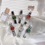 ♥️日常穿搭甄选⌚️n    ——戴上#蝶飞Chic系列腕表🌈，感受生活的丰盈节奏💃🏻#♥️n30mm的表径，表盘搭配星光璀璨闪耀的设计，精致的钢带与陶瓷完美的相结合，这些细节都透露着无与伦比的奢华与优雅︕30mm的表盘不大不小，恰到好处地贴合女性手腕，既显得干练又不失柔美😍🥰。这样的腕表，既是时间的记录者，也是时尚的表达者!