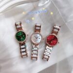 ♥️日常穿搭甄选⌚️n    ——戴上#蝶飞Chic系列腕表🌈，感受生活的丰盈节奏💃🏻#♥️n30mm的表径，表盘搭配星光璀璨闪耀的设计，精致的钢带与陶瓷完美的相结合，这些细节都透露着无与伦比的奢华与优雅︕30mm的表盘不大不小，恰到好处地贴合女性手腕，既显得干练又不失柔美😍🥰。这样的腕表，既是时间的记录者，也是时尚的表达者!