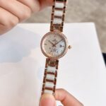 ♥️日常穿搭甄选⌚️n    ——戴上#蝶飞Chic系列腕表🌈，感受生活的丰盈节奏💃🏻#♥️n30mm的表径，表盘搭配星光璀璨闪耀的设计，精致的钢带与陶瓷完美的相结合，这些细节都透露着无与伦比的奢华与优雅︕30mm的表盘不大不小，恰到好处地贴合女性手腕，既显得干练又不失柔美😍🥰。这样的腕表，既是时间的记录者，也是时尚的表达者!
