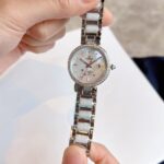 ♥️日常穿搭甄选⌚️n    ——戴上#蝶飞Chic系列腕表🌈，感受生活的丰盈节奏💃🏻#♥️n30mm的表径，表盘搭配星光璀璨闪耀的设计，精致的钢带与陶瓷完美的相结合，这些细节都透露着无与伦比的奢华与优雅︕30mm的表盘不大不小，恰到好处地贴合女性手腕，既显得干练又不失柔美😍🥰。这样的腕表，既是时间的记录者，也是时尚的表达者!