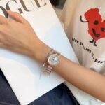 ♥️日常穿搭甄选⌚️n    ——戴上#蝶飞Chic系列腕表🌈，感受生活的丰盈节奏💃🏻#♥️n30mm的表径，表盘搭配星光璀璨闪耀的设计，精致的钢带与陶瓷完美的相结合，这些细节都透露着无与伦比的奢华与优雅︕30mm的表盘不大不小，恰到好处地贴合女性手腕，既显得干练又不失柔美😍🥰。这样的腕表，既是时间的记录者，也是时尚的表达者!