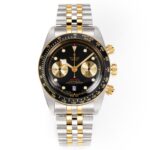 3T新品🔥帝舵（TUDOR）Black Bay Chrono系列是一款融合潜水表传统与赛车计时功能的混合型腕表，以其复古美学与现代技术著称。以下是该系列的主要特点及型号简介：nn设计灵感与风格n- **复古元素**：表盘设计灵感源自1950年代帝舵潜水表和标志性“雪花”指针，镜面使用蓝宝石锅盖玻璃更显突出，同时向1970年首款计时码表Oysterdate致敬。  n- 测速外圈：配备哑光黑色阳极氧化铝测速计字圈，适合赛车计时功能。  n- 表盘选择：提供“熊猫盘”（黑盘银计时盘）、“反熊猫盘”（白盘黑计时盘）以及独特的绿松石蓝色表盘（M79360N-0024）等多样款式。nn- 表壳：41毫米磨砂及磨光316L不锈钢表壳，防水200米，适合运动与日常佩戴。  n- 机芯：搭载原厂7750型自动上链机芯（COSC认证），配备导柱轮、垂直离合系统和硅游丝，超高动力储备，精准度达-2/+4秒/天。  n- 功能：计时码表、日期显示、小秒针，操作流畅且实用。n- 采用“T-fit”带扣五链节表带，风格大胆。nn帝舵Black Bay Chrono 系列以复古设计、高性能机芯和多样款式成为计时码表中的热门选择，兼具运动与优雅特质，适合追求经典与现代融合的腕表爱好者。