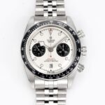 3T新品🔥帝舵（TUDOR）Black Bay Chrono系列是一款融合潜水表传统与赛车计时功能的混合型腕表，以其复古美学与现代技术著称。以下是该系列的主要特点及型号简介：nn设计灵感与风格n- **复古元素**：表盘设计灵感源自1950年代帝舵潜水表和标志性“雪花”指针，镜面使用蓝宝石锅盖玻璃更显突出，同时向1970年首款计时码表Oysterdate致敬。  n- 测速外圈：配备哑光黑色阳极氧化铝测速计字圈，适合赛车计时功能。  n- 表盘选择：提供“熊猫盘”（黑盘银计时盘）、“反熊猫盘”（白盘黑计时盘）以及独特的绿松石蓝色表盘（M79360N-0024）等多样款式。nn- 表壳：41毫米磨砂及磨光316L不锈钢表壳，防水200米，适合运动与日常佩戴。  n- 机芯：搭载原厂7750型自动上链机芯（COSC认证），配备导柱轮、垂直离合系统和硅游丝，超高动力储备，精准度达-2/+4秒/天。  n- 功能：计时码表、日期显示、小秒针，操作流畅且实用。n- 采用“T-fit”带扣五链节表带，风格大胆。nn帝舵Black Bay Chrono 系列以复古设计、高性能机芯和多样款式成为计时码表中的热门选择，兼具运动与优雅特质，适合追求经典与现代融合的腕表爱好者。