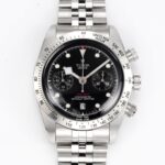 3T新品🔥帝舵（TUDOR）Black Bay Chrono系列是一款融合潜水表传统与赛车计时功能的混合型腕表，以其复古美学与现代技术著称。以下是该系列的主要特点及型号简介：nn设计灵感与风格n- **复古元素**：表盘设计灵感源自1950年代帝舵潜水表和标志性“雪花”指针，镜面使用蓝宝石锅盖玻璃更显突出，同时向1970年首款计时码表Oysterdate致敬。  n- 测速外圈：配备哑光黑色阳极氧化铝测速计字圈，适合赛车计时功能。  n- 表盘选择：提供“熊猫盘”（黑盘银计时盘）、“反熊猫盘”（白盘黑计时盘）以及独特的绿松石蓝色表盘（M79360N-0024）等多样款式。nn- 表壳：41毫米磨砂及磨光316L不锈钢表壳，防水200米，适合运动与日常佩戴。  n- 机芯：搭载原厂7750型自动上链机芯（COSC认证），配备导柱轮、垂直离合系统和硅游丝，超高动力储备，精准度达-2/+4秒/天。  n- 功能：计时码表、日期显示、小秒针，操作流畅且实用。n- 采用“T-fit”带扣五链节表带，风格大胆。nn帝舵Black Bay Chrono 系列以复古设计、高性能机芯和多样款式成为计时码表中的热门选择，兼具运动与优雅特质，适合追求经典与现代融合的腕表爱好者。