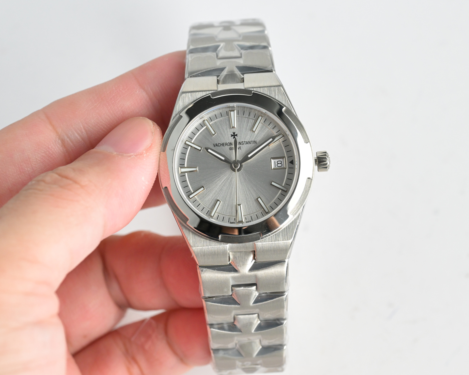 i1750592810838_998_0_0.jpg nGS新品【VC江诗丹顿全新Overseas 纵横四海系列】n型号1225v/1205v 石英腕表n表径33mm的小尺寸腕表,是手腕纤细的亚洲女生首选,腕表有着78颗圆形切割施华洛水钻,璀璨夺目。蓝宝石水晶玻璃更是永不刮花 在当下小尺寸流行的钟表市场内,精巧灵动的纵横四海系列腕表不仅独具优雅风范,还在马耳他十字元素下展现品牌特色鲜明的制表内涵。表盘经旭日纹缎面拉丝工艺处理 带有天鹅绒般光滑分钟刻度圈 18k金时标均带白色夜光涂层n机芯采用进口瑞士进口ETA石英机芯,走时精准稳定0误差,表带同步原装「可更换表带系统」,只需要拨动表带和表耳之间的一个小划杆就可以拆换钢带及皮带表带,独立开模半马其他十字三片折叠式表扣。 - Image 1