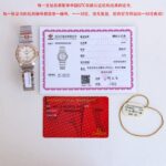💎市场最高版本n重磅新款欧米茄五代星座真钻款，全世界欧米茄广告狂推款，地铁，机场，商场大屏幕大家多多少少一定看到过，辨识度无敌，一眼认出，买它一定没有错！n大货历时一年，终于出货，制作过程极其苛刻，数量有限！欧米茄星座系列最新款五代28mm 重磅新款欧米茄五代星座真钻款，全世界欧米茄广告狂推款，地铁，机场，商场大屏幕大家多多少少一定看到过，辨识度无敌，一眼认出，买它一定没有错！n大货历时一年，终于出货，制作过程极其苛刻，数量有限！欧米茄星座系列最新款五代28mm星座石英腕表 ！  星座系列是欧米茄全系中最经典的一款，女款星座上手后女人味十足！n新款五代星座上市后，四代星座基本全部撤出专柜停售，买新不买旧！n对比老款四代星座，新款在表盘，表针，底盖，表带，机芯，表壳全部升级！升级细节会在细节图一一讲解！搭载进口机芯n由上一代星座不断改进，新一代星座表壳与托爪的吻合度.圈口罗马刻度做法及底盖天文台浮雕的还原度媲美原版！表盘采用一级珍珠母贝无敌闪耀搭配12颗明亮式切割圆钻熠熠生辉，表壳镶嵌12颗VS1.4南非天然钻石这个数据要比四代整整大上一圈，钻够大才够闪！配中国GTC检测机构证书，假一赔万！市场独家一体原版把心！表带与壳的面砂色打磨细腻效果跟原版一致！星座石英腕表 ！  星座系列是欧米茄全系中最经典的一款，女款星座上手后女人味十足！n新款五代星座上市后，四代星座基本全部撤出专柜停售，买新不买旧！n对比老款四代星座，新款在表盘，表针，底盖，表带，机芯，表壳全部升级！升级细节会在细节图一一讲解！搭载进口机芯n由上一代星座不断改进，新一代星座表壳与托爪的吻合度.圈口罗马刻度做法及底盖天文台浮雕的还原度媲美原版！表盘采用一级珍珠母贝无敌闪耀搭配12颗明亮式切割圆钻熠熠生辉，表壳镶嵌12颗VS1.4南非天然钻石这个数据要比四代整整大上一圈，钻够大才够闪！配中国GTC检测机构证书，假一赔万！市场独家一体原版把心！表带与壳的面砂色打磨细腻效果跟原版一致！