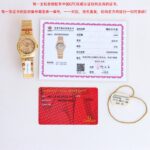 n 调价：n  欧米茄（OMEGA）瑞士钟表制造商，英文名OMEGA，以希腊字母“Ω”命名。欧米茄由路易士·勃兰特（Louis Brandt）创始于1848 年，欧米茄的经典腕表系列为星座、海马、超霸、碟飞。象征着事物的伊始与极限，类似于亚洲哲学中“意味着最初，结束亦是最初”的循环。代表了“完美、极致、卓越、成就”的非凡品质，诠释出欧米茄追寻“卓越品质”nnOMEGA棋盘系列，60年代中古方形手表，特别的类型棋盘表盘，漂亮的长方形包金表壳前卫的设计，中古魅力，优雅简约经典n表盘尺寸：高26.12MM，宽17.35 mm(不含把的)n①搭载原装瑞士石英机芯n②表壳🪫镀K金工艺n③表针电K金n④表壳 底盖 保卡 吊牌 四码合一n⑤蓝宝石拱桥玻璃n⑥配美洲鳄鱼皮表带n    n   N R-Factory出品 值得收藏