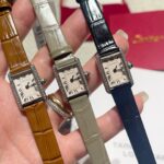 That forever LC of Tank Louis Cartier nMini size : width 16.5mm length 24mmn2025年卡地亚经典重塑，卡地亚将经典坦克腕表缩小尺寸，推出全新迷你坦克石英手表系列。纤细表壳，精致比例，完美贴合手腕，尽显女性优雅。银色表壳搭配蓝宝石水晶玻璃，简约表盘，清晰易读，尽显卡地亚的极简工艺。n坦克系列，不止是腕表，更是一种风格，一种态度。时尚就是轮回，这不是一款“女士手表”，而是一款“适合所有人的小坦克”n表壳尺寸：nmini :  宽度16.5mm 长度24mm 厚度 6.2mm