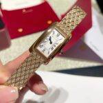 That forever LC of Tank Louis Cartier nMini size : width 16.5mm length 24mmn2025年卡地亚经典重塑，卡地亚将经典坦克腕表缩小尺寸，推出全新迷你坦克石英手表系列。纤细表壳，精致比例，完美贴合手腕，尽显女性优雅。银色表壳搭配蓝宝石水晶玻璃，简约表盘，清晰易读，尽显卡地亚的极简工艺。n坦克系列，不止是腕表，更是一种风格，一种态度。时尚就是轮回，这不是一款“女士手表”，而是一款“适合所有人的小坦克”n表壳尺寸：nmini :  宽度16.5mm 长度24mm 厚度 6.2mm