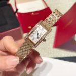 Pink gold of Tank Américaine - Fish scale bracelet with full diamond nWidth : 19mm length 34.8mm nn美国坦克系列，是卡地亚「坦克」家族中相对优雅的分支。修长弯曲的表壳线条，为腕间勾勒出优雅弧度。精准瑞士石英机芯。316L精钢 镀玫瑰金表壳，弧形水晶镜面， 标志性淬火钢蓝指针与罗马数字表盘，经典坦克系列极简工艺，非常值得说的是这款手镯系腕表的表带，在采用长方表壳的基础上，重新设计几何线条，很创新的设计成了鱼鳞的纹路，所有棱角变得更为圆润，标新立异的风格更显大器优雅，是手表也是手镯，调节长度方式为全表链双面拆卸螺丝，表壳尺寸：宽19mm 长34.8mm