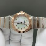 CLF出品🌐欧米茄星座系列 28mm瑞士石英腕表n造价秒杀市面绝大多数石英女表售价。0误差0故障，下单送精美原装盒一个，自带或送礼再无后顾之忧。n1.半月形切面，经过调整的抓爪细节更为纤细，表壳和抓爪经过抛光打磨和倒角处理后，融合得更加自然，表壳把管采用内六角旋入式把管，防水性能更佳！n2.圈口罗马刻度做法及底盖天文台的还原度媲美原版n3.表盘颜色经过工程师调配的颜色，显得更加高级，风格更显年轻时尚n4.表链采用了抛光的工艺，闪耀夺目，设有舒适调节功能，搭配微调蝴蝶表扣，可微调长短，确保佩戴的舒适与便利。n5.搭载原装进口瑞士机芯，坚挺稳定无故障，给客户带来精准可靠的完美体验。n款式温婉动人，做工细腻入微 最美星座，女士首选🌐