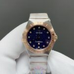 CLF出品🌐欧米茄星座系列 28mm瑞士石英腕表n造价秒杀市面绝大多数石英女表售价。0误差0故障，下单送精美原装盒一个，自带或送礼再无后顾之忧。n1.半月形切面，经过调整的抓爪细节更为纤细，表壳和抓爪经过抛光打磨和倒角处理后，融合得更加自然，表壳把管采用内六角旋入式把管，防水性能更佳！n2.圈口罗马刻度做法及底盖天文台的还原度媲美原版n3.表盘颜色经过工程师调配的颜色，显得更加高级，风格更显年轻时尚n4.表链采用了抛光的工艺，闪耀夺目，设有舒适调节功能，搭配微调蝴蝶表扣，可微调长短，确保佩戴的舒适与便利。n5.搭载原装进口瑞士机芯，坚挺稳定无故障，给客户带来精准可靠的完美体验。n款式温婉动人，做工细腻入微 最美星座，女士首选🌐