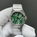 CLF出品🌐欧米茄星座系列 28mm瑞士石英腕表n造价秒杀市面绝大多数石英女表售价。0误差0故障，下单送精美原装盒一个，自带或送礼再无后顾之忧。n1.半月形切面，经过调整的抓爪细节更为纤细，表壳和抓爪经过抛光打磨和倒角处理后，融合得更加自然，表壳把管采用内六角旋入式把管，防水性能更佳！n2.圈口罗马刻度做法及底盖天文台的还原度媲美原版n3.表盘颜色经过工程师调配的颜色，显得更加高级，风格更显年轻时尚n4.表链采用了抛光的工艺，闪耀夺目，设有舒适调节功能，搭配微调蝴蝶表扣，可微调长短，确保佩戴的舒适与便利。n5.搭载原装进口瑞士机芯，坚挺稳定无故障，给客户带来精准可靠的完美体验。n款式温婉动人，做工细腻入微 最美星座，女士首选🌐