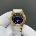 CLF出品🌐欧米茄星座系列 28mm瑞士石英腕表n造价秒杀市面绝大多数石英女表售价。0误差0故障，下单送精美原装盒一个，自带或送礼再无后顾之忧。n1.半月形切面，经过调整的抓爪细节更为纤细，表壳和抓爪经过抛光打磨和倒角处理后，融合得更加自然，表壳把管采用内六角旋入式把管，防水性能更佳！n2.圈口罗马刻度做法及底盖天文台的还原度媲美原版n3.表盘颜色经过工程师调配的颜色，显得更加高级，风格更显年轻时尚n4.表链采用了抛光的工艺，闪耀夺目，设有舒适调节功能，搭配微调蝴蝶表扣，可微调长短，确保佩戴的舒适与便利。n5.搭载原装进口瑞士机芯，坚挺稳定无故障，给客户带来精准可靠的完美体验。n款式温婉动人，做工细腻入微 最美星座，女士首选🌐