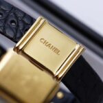 DV厂原装1:1复刻! 扣跟原版一样采用微雕工艺超细小字体！香奈儿 Chanel黑金方糖腕表，这款诞生于1987年，所以这款表也叫“1987‘’。n 这款表是coco邀请好莱坞女星GretaGarbo设计，作为n 香奈儿的第一款腕表，非常具有premiere (首次露面)n 的意义，表壳💎八角形蓝宝石💎谭的灵感来源于N°5香n 水的瓶盖以及coco家附近的巴黎芳登广场，因为这个外n 形很像方糖也被大家称之为方糖腕表。n 经典的黑色鳄鱼皮很有质感！！开盖式的珠宝扣，开合方式也很有仪式感，就是一款你穿什么衣服戴它都立刻提高时尚度的腕表。这款表至今都非常受欢迎，所以这款表也是非常保值💰而且永远不会过时的。中古表里的万人迷复古优雅，表盘上没有秒针没有数字也没有时标让你随心感觉时间，与众不同为各种造型平添前卫时尚感