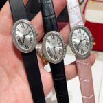 Baignoire de Cartier / oval shape nWidth 23mm . length 31mm  nn卡地亚创新与复古撞击的审美 / Baignoire腕表卡地亚浴缸系列，法式优雅的椭圆形设计搭配柔软绢丝表带，便捷式折叠表扣，略微弯曲的表壳完美贴合手腕曲线，配载瑞士石英机芯，淬火钢蓝剑形指针，耐磨损镜面，宽度23mm ，长度31mm