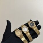 AP爱彼皇家橡树最新推出23mm迷你款石英女表。n​爱彼分别以黄金、玫瑰金与白金等三种贵金属分别诠释现代的皇家橡树迷你霜金石英表，不止如此，手表的表壳、表圈与链带还加入珠宝设计师Carolina Bucci几年前（切确来说是2016年）与爱彼合作催生的独家霜金工艺，大致而言这种工艺是用钻石工具在K金表面锤击出细微凹痕，等到凹痕数量一多，手表整体看起来就像外观镶满钻石般闪闪动人。