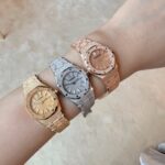 AP爱彼皇家橡树最新推出23mm迷你款石英女表。n​爱彼分别以黄金、玫瑰金与白金等三种贵金属分别诠释现代的皇家橡树迷你霜金石英表，不止如此，手表的表壳、表圈与链带还加入珠宝设计师Carolina Bucci几年前（切确来说是2016年）与爱彼合作催生的独家霜金工艺，大致而言这种工艺是用钻石工具在K金表面锤击出细微凹痕，等到凹痕数量一多，手表整体看起来就像外观镶满钻石般闪闪动人。