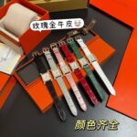 爱马仕今年最biling⭐闪闪发光的女表马赛克盘美翻了，养马的姐妹们快来牵走[哇]nnZ6厂🆕独家新品2025新配色nHERMES【爱马仕】Heure H系列马赛克🔥瑞士石英原金机芯，走时精准耐用，直径尺寸21mm ，采用爱马仕引以为傲小牛皮原版皮料表带，纯手工车线3️⃣回针工艺，佩戴舒适质感好，上手满满的高级感。高奢版鳄鱼皮🐊满配有多种颜色可选，小红书热门款，可以拔草咯。祝七夕情人节快乐🎁