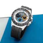 TW Factory ROLEX宇宙计时迪通拿系列之碳纤维定制版，腕表不仅佩戴轻便，外表坚硬。且每一只腕表都拥有独一无二的碳纤花纹材质。 【表壳】腕表尺寸40X12.4吻合原装。Tw工厂实力铸造碳纤维劳力士的独特风采。市场独家做到，整个壳套，圈口包括底盖均采用高复合碳纤维和超强夜光粉所打造。细节之处更是经过手工倒角抛光所制。质感非凡。【表带扣】表带采用人工纤维编织带所制，透气舒适，质地柔软。【机芯】采用最新精准而上海成熟4130机芯，完美实现强大功能，性价比之王！！！