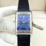 🎉🎉Reverso Classic Large Duoface Small Second男款翻转系列：尺寸：49MMx29MM、研发精密铸造而成，精选854A/2手动上链机芯：双面双时区，正面数字刻度二针半显示，背面简洁大方表盘具有第二地时间显示功能，走时精准，表壳线条细腻优雅，可随时变换风格，迎合各种场合，时刻与您相伴着。🎉🎉