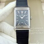 🎉🎉Reverso Classic Large Duoface Small Second男款翻转系列：尺寸：49MMx29MM、研发精密铸造而成，精选854A/2手动上链机芯：双面双时区，正面数字刻度二针半显示，背面简洁大方表盘具有第二地时间显示功能，走时精准，表壳线条细腻优雅，可随时变换风格，迎合各种场合，时刻与您相伴着。🎉🎉