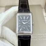🎉🎉Reverso Classic Large Duoface Small Second男款翻转系列：尺寸：49MMx29MM、研发精密铸造而成，精选854A/2手动上链机芯：双面双时区，正面数字刻度二针半显示，背面简洁大方表盘具有第二地时间显示功能，走时精准，表壳线条细腻优雅，可随时变换风格，迎合各种场合，时刻与您相伴着。🎉🎉