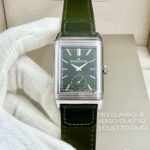 🎉🎉Reverso Classic Large Duoface Small Second男款翻转系列：尺寸：49MMx29MM、研发精密铸造而成，精选854A/2手动上链机芯：双面双时区，正面数字刻度二针半显示，背面简洁大方表盘具有第二地时间显示功能，走时精准，表壳线条细腻优雅，可随时变换风格，迎合各种场合，时刻与您相伴着。🎉🎉