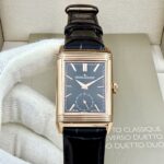 🎉🎉Reverso Classic Large Duoface Small Second男款翻转系列：尺寸：49MMx29MM、研发精密铸造而成，精选854A/2手动上链机芯：双面双时区，正面数字刻度二针半显示，背面简洁大方表盘具有第二地时间显示功能，走时精准，表壳线条细腻优雅，可随时变换风格，迎合各种场合，时刻与您相伴着。🎉🎉