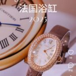 时间奇想，化艺为形。卡地亚2025“钟表与奇迹”日内瓦钟表展浴缸时计新作。卡地亚浴缸系列Cartier Baignoire-挑战时间的既定形态，将金属与宝石升华为珍贵的时计之作。升级多彩珍珠母贝表盘，金色剑形精钢指针，藍宝石水晶镜面。纯正美洲鳄鱼皮表带，搭配黄金针扣式表扣。浴缸独有的尺寸：31.4mm *23.1mm， 厚6.9mm。玩味造型设计的变化与满嵌高级珠宝的华丽感，让n你无论是日常穿搭还是晚宴造型都绝对不可能输！我愿称之为女神不能没有的系列！DR出品 尽是精品！