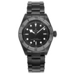 帝舵碧湾计时F1赛车限量款 升级黑武士版本n帝舵（TUDOR）Black Bay Chrono系列是一款融合潜水表传统与赛车计时功能的混合型腕表，以其复古美学与现代技术著称。n设计风格n和标志性“雪花”指针，镜面使用蓝宝石锅盖玻璃更显突出，同时向1970年首款计时码表Oysterdate致敬。n机芯：搭载原厂7750型自动上链机芯（COSC认证），配备导柱轮、垂直离合系统和硅游丝，超高动力储备，精准度达-2/+4秒/天。  n 功能：计时码表、日期显示、小秒针，操作流畅且实用。n钢带采用纳米电镀不褪色不磨手