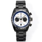帝舵碧湾计时F1赛车限量款 升级黑武士版本n帝舵（TUDOR）Black Bay Chrono系列是一款融合潜水表传统与赛车计时功能的混合型腕表，以其复古美学与现代技术著称。n设计风格n和标志性“雪花”指针，镜面使用蓝宝石锅盖玻璃更显突出，同时向1970年首款计时码表Oysterdate致敬。n机芯：搭载原厂7750型自动上链机芯（COSC认证），配备导柱轮、垂直离合系统和硅游丝，超高动力储备，精准度达-2/+4秒/天。  n 功能：计时码表、日期显示、小秒针，操作流畅且实用。n钢带采用纳米电镀不褪色不磨手