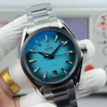 OVS Factoty 绿松石风再升级！欧米茄海马Aqua Terra新作，腕表潮流新选择，海马150渐变“绿松石”色表盘，中央明亮，边缘较暗，不同于普通单色表盘的平淡，它仿佛将“阳光穿透海面时的色彩变幻”定格于腕间，光线流转下，从浅绿到深绿的过渡 自然而富有层次感，既有清新灵动的活力，又不失高级腕表的雅致质感，这种独特的色彩设计，恰好击中了当下表友对“个性化腕表”的追求—拒绝千篇一律的黑,白,蓝，用一抹绿松石色彰显与众不同的审美品味，颜值之外，细节之处OVS 也是精益求精，黑色PVD时标与指针均覆有白色Super -LumiNova夜光涂层 CNC头粒搭配一体式黑色氟橡胶表带，饰有绿松石色缝线，作为海马系列Aqua Terra家族的一员，新作同样延续了系列的经典实用基因，弧拱形防反光蓝宝石玻璃，搭载一体8900机芯 双T避震器 摆轮对版带砝码螺丝钉，细节到位 欢迎各路表友品鉴
