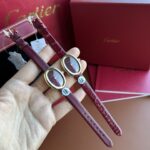 新年第一色，当“红” 不让！nn秋冬封神色-致命勃艮第红Burgundy red，nDR Factory 卡地亚Baignoire浴缸系列腕表，典雅欧风浴缸形状，完美演绎卡地亚的经典美学，涌现腕表设计的焕新力量！n自带高级感的一抹勃艮第红 浓郁而神秘，奢华而优雅，深邃且高贵。独特的钢琴烤漆艺术表盘，标志性的剑形黄金指针，圆润的蓝宝石水晶镜面，搭配（可选）纯正的美洲鳄鱼皮/ 意大利进口柔软小羊皮。表壳尺寸：32x26毫米，厚度：8毫米。n绝对的秋冬最佳搭配单品，自带高级神秘色彩，它不仅仅是一块手表，更彰显了一种态度，是一种对时尚生活的独特理解。DR精心打造，让你每个细节都完美呈现！