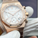38mm爱彼Audemars piguet 皇家橡树系列26715BC.ZZ.1356BC.01。 38mm尺寸1:1n目前最高机械机芯版本⚠️正品是机械！机械！不要花冤枉钱买了个石英！nAP皇家橡树系列计时腕表、真正一比一原版复刻，所有表盘都以原装正品表盘模版精心打造开发出来，秒杀市场不对版高仿，欢迎大家来鉴别。目前在国内外38mm之一市场正品一表难求，二手市场价格已经上升到50W幅度相当保值增值款，能买到就赚到。每一款字面都是原装正品代用级别，从开发面对颜色整整花了1年3个月时间，为了保证大家花最少的钱就能买最划算的表款n1 表壳材质属进口316精钢，超高精细打磨拉丝工艺，细节处理！死角位进行手工拉丝，各个位置五金配件打磨保持原装一致，打造技术性攻破已做到壳可正品互换。n2 圈口采用高光抛光加原装人工镶嵌手法，保证32颗明亮切割美钻大小一致，排列整齐n3 每一款字面都是原装代用级表盘，非市场上高仿所能比拟，原装开模字钉和指针最值得珍惜是表盘一体成型真正还原正品效果，非市场分二层，没光泽！ n4 装配7750机芯，走时精准稳定光