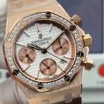 38mm爱彼Audemars piguet 皇家橡树系列26715BC.ZZ.1356BC.01。 38mm尺寸1:1n目前最高机械机芯版本⚠️正品是机械！机械！不要花冤枉钱买了个石英！nAP皇家橡树系列计时腕表、真正一比一原版复刻，所有表盘都以原装正品表盘模版精心打造开发出来，秒杀市场不对版高仿，欢迎大家来鉴别。目前在国内外38mm之一市场正品一表难求，二手市场价格已经上升到50W幅度相当保值增值款，能买到就赚到。每一款字面都是原装正品代用级别，从开发面对颜色整整花了1年3个月时间，为了保证大家花最少的钱就能买最划算的表款n1 表壳材质属进口316精钢，超高精细打磨拉丝工艺，细节处理！死角位进行手工拉丝，各个位置五金配件打磨保持原装一致，打造技术性攻破已做到壳可正品互换。n2 圈口采用高光抛光加原装人工镶嵌手法，保证32颗明亮切割美钻大小一致，排列整齐n3 每一款字面都是原装代用级表盘，非市场上高仿所能比拟，原装开模字钉和指针最值得珍惜是表盘一体成型真正还原正品效果，非市场分二层，没光泽！ n4 装配7750机芯，走时精准稳定光