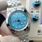 ZF出品—时光铸经典，腕间藏锋芒—帝舵碧湾54型M79000腕表!n【表壳】帝舵79000选用不锈钢打造表壳，经磨光与磨砂双工艺处理，37毫米直径复刻1950年代潜水表经典比例，11.2毫米纤薄厚度佩戴无负担。旋入式表冠饰有浮雕帝舵玫瑰，搭配单向旋转精钢外圈，200米防水性能加持，既保留复古格调，又能从容应对日常洗漱与浅潜场景，实用与质感兼备。n【表盘】表盘采用湖水蓝沙质纹理设计，细腻光泽宛如澄澈水域。圆拱形蓝宝石镜面抗划耐磨，无日历布局让读时界面更显纯粹。圆点与条形时标搭载夜光涂层，昏暗环境下清晰可读，既致敬早期潜水表美学，又以现代工艺保障实用性，复古与实用巧妙相融。n【表带】不锈钢五链节表带经双重打磨，触感细腻且贴合手腕不硌肤。搭载帝舵T-fit带扣，支持多档位微调节，裸腕或搭配潜水服皆能适配。表带结构扎实耐用，日常通勤无需刻意呵护，与表壳材质一脉相承，让整体风格统一，兼顾耐用性与佩戴舒适度。