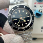 ZF出品—时光铸经典，腕间藏锋芒—帝舵碧湾54型M79000腕表!n【表壳】帝舵79000选用不锈钢打造表壳，经磨光与磨砂双工艺处理，37毫米直径复刻1950年代潜水表经典比例，11.2毫米纤薄厚度佩戴无负担。旋入式表冠饰有浮雕帝舵玫瑰，搭配单向旋转精钢外圈，200米防水性能加持，既保留复古格调，又能从容应对日常洗漱与浅潜场景，实用与质感兼备。n【表盘】表盘采用湖水蓝沙质纹理设计，细腻光泽宛如澄澈水域。圆拱形蓝宝石镜面抗划耐磨，无日历布局让读时界面更显纯粹。圆点与条形时标搭载夜光涂层，昏暗环境下清晰可读，既致敬早期潜水表美学，又以现代工艺保障实用性，复古与实用巧妙相融。n【表带】不锈钢五链节表带经双重打磨，触感细腻且贴合手腕不硌肤。搭载帝舵T-fit带扣，支持多档位微调节，裸腕或搭配潜水服皆能适配。表带结构扎实耐用，日常通勤无需刻意呵护，与表壳材质一脉相承，让整体风格统一，兼顾耐用性与佩戴舒适度。